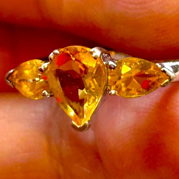 Topaz Pear Shaped Ring, flanked by 2 smaller Topaz🌟Price Drop🌟 - Picture 2 of 15